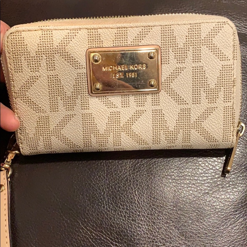 Michael kors wristlet